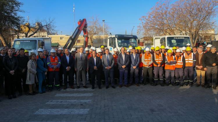 Orrego entregó 10 movilidades y máquinas que permitirán mejorar el servicio de Obras Sanitarias en San Juan