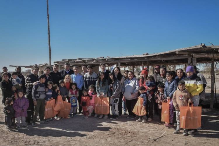 Estudiantes de comunidades originarias y rurales recibieron kits escolares