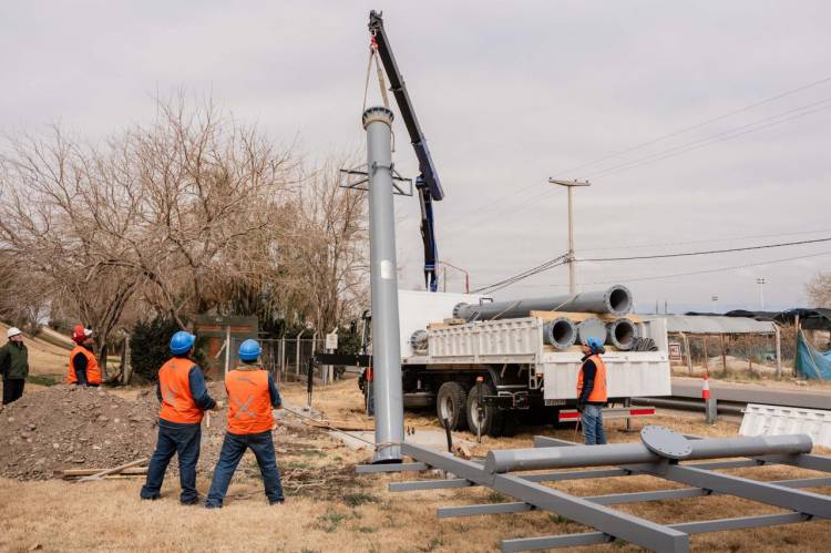 Trasladaron las primeras megaestructuras para convertir a la Circunvalación en la primera ruta solar del país y empezó su montaje