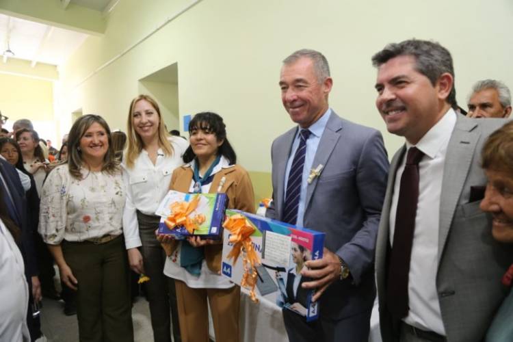Orrego entregó 376 computadoras a docentes de Sarmiento y 25 de Mayo e inauguró una escuela en Cochagual