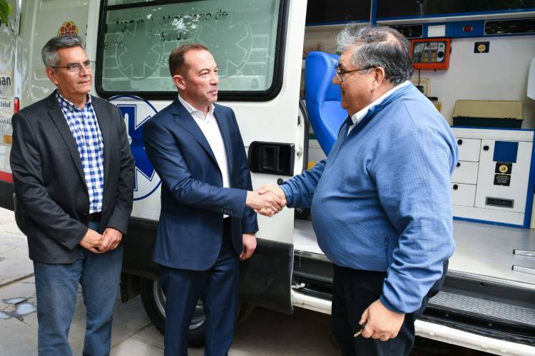 El ministro de Salud de San Juan entregó una ambulancia a Ullum y recorrió las obras del centro de Salud