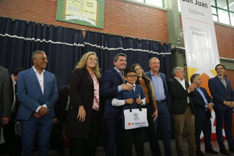 En Valle Fértil: Orrego inauguró obras claves para los vecinos y entregó computadoras a maestros y estudiantes