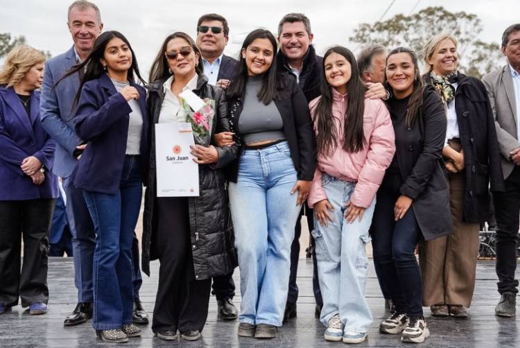 Orrego entregó 135 viviendas en el barrio La Majadita de 9 de Julio