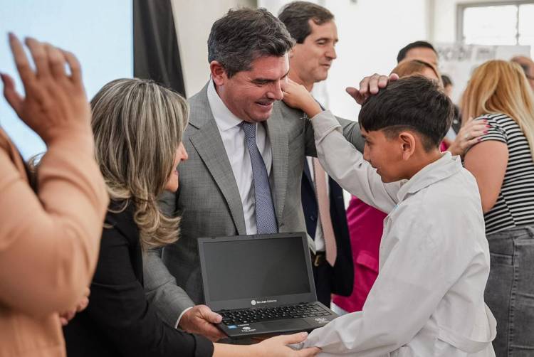 Orrego entregó 2.345 netbooks a estudiantes de Rivadavia