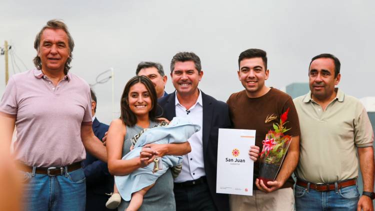 Orrego celebró los 272 años de Iglesia con la entrega de casas, el anuncio de dos barrios y la puesta en marcha de luz LED para una ruta clave