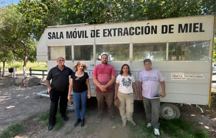 El Laboratorio de la Miel: una sala móvil para potenciar la enseñanza apícola
