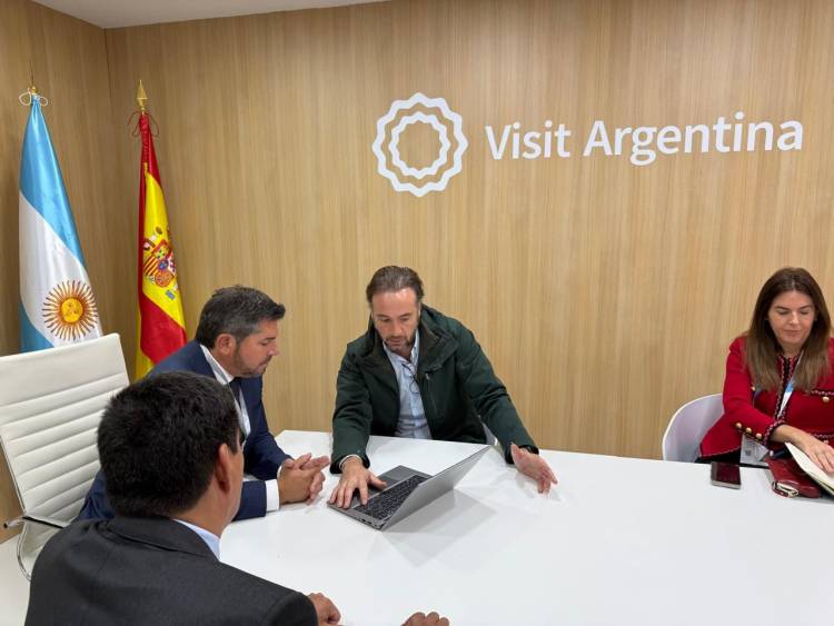 En España, el gobernador se reunió con operadores turísticos del sector privado