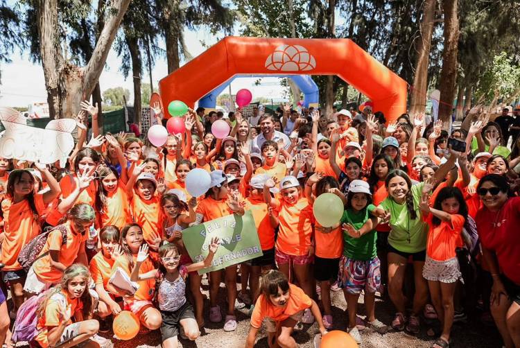 El gobernador Orrego visitó la colonia de verano de Santa Lucía