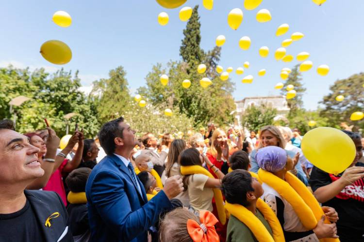 El Gobernador Orrego acompañó la suelta de globos por el Día de la Lucha contra el Cáncer Infantil