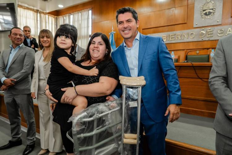 El Gobernador encabezó la primera entrega de audífonos y elementos ortopédicos del 2026