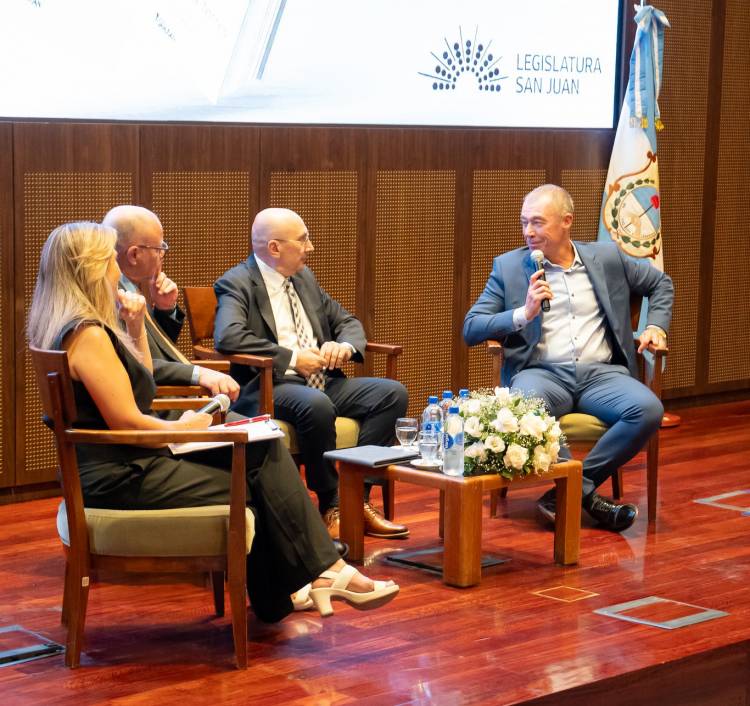Cámara de Diputados: El vicegobernador Fabian Martín participó en la presentación de dos libros