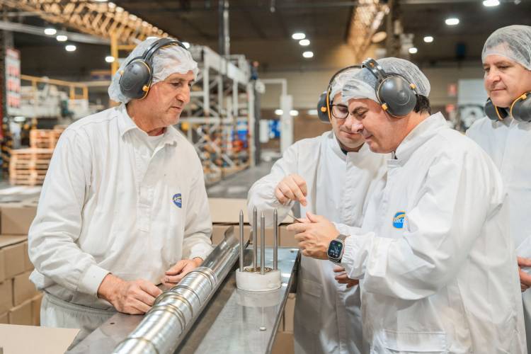 Orrego puso en valor el rol estratégico de la industria en la matriz productiva provincial durante su recorrido por Arcor