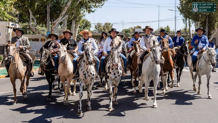 Orrego encabezó una nueva edición de la Cabalgata de la Fe a la Difunta Correa con jinetes de todo el país y Chile