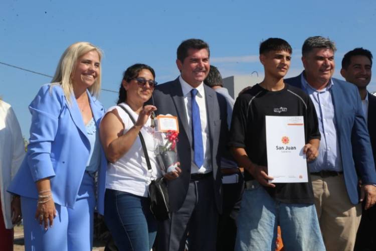 Orrego entregó casas en Sarmiento y anunció la pavimentación de una calle clave en el departamento