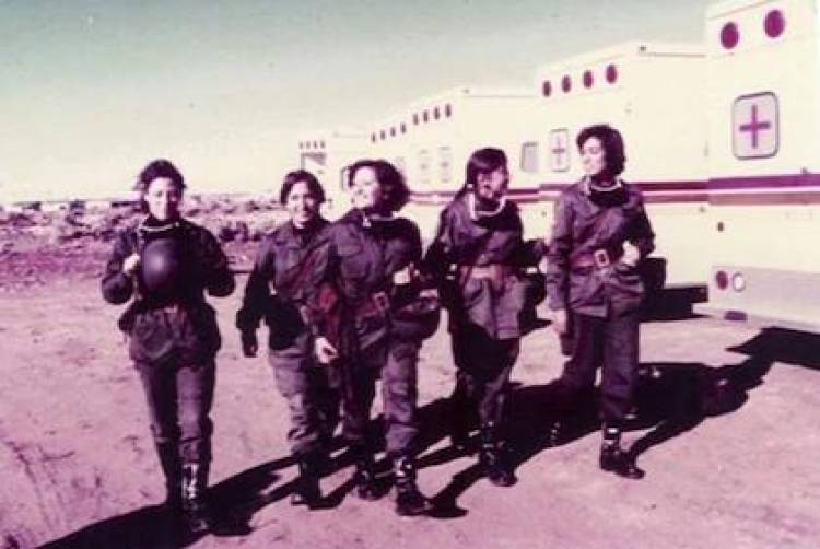 “No podíamos decir ‘me da miedo, quiero volver’, los militares no cuestionan las órdenes”: el trabajo de las enfermeras de Malvinas