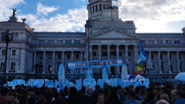 Ambientalistas lanzan demanda masiva contra reforma de la ley de glaciares