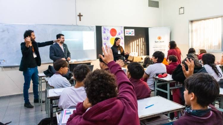 Estudiantes participan del programa que fomenta la convivencia y prevención