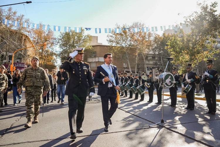 El pueblo sanjuanino celebró los 216 años de la Revolución de Mayo con un emotivo desfile cívico-militar