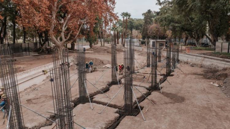 El nuevo puente del lago del Parque de Mayo empieza a tomar forma