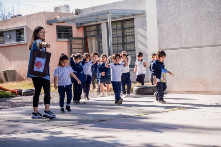 La prevención sísmica en las escuelas suma ahora a las familias
