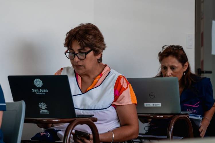Docentes que recibieron notebooks se capacitaron en inteligencia artificial