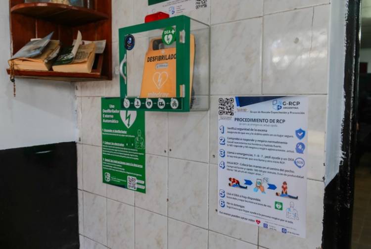 Entregaron desfibriladores y capacitaron a agentes de seguridad para crear espacios cardioprotegidos