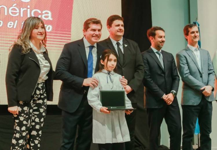 Más de 2.700 estudiantes de cuatro departamentos recibieron sus computadoras