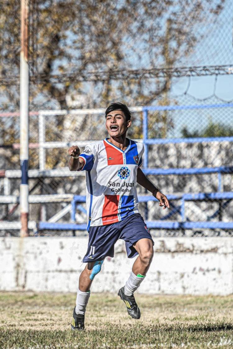 Tobías Santana Pérez: “Todo comenzó con una pelota, un sueño y las ganas de jugar”