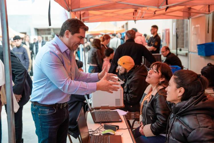 Orrego recorrió San Juan Cerca en Rawson, con servicios y trámites para las familias