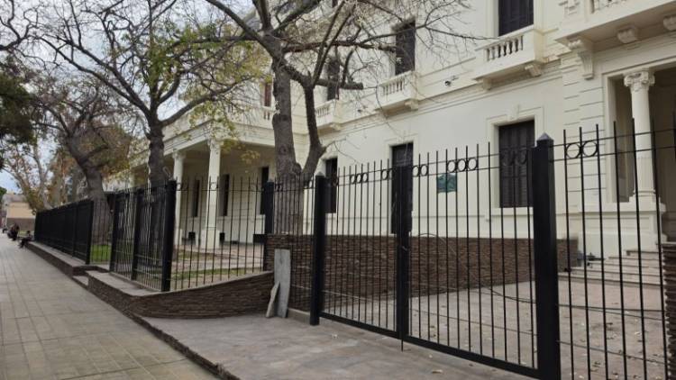 Así quedó la fachada histórica del Hospital Rawson tras su restauración