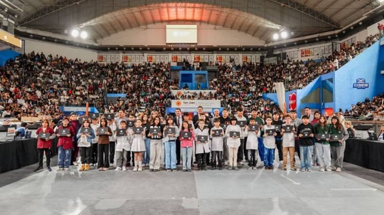 El gobernador Orrego entregó casi 1.400 computadoras a estudiantes de tres departamentos