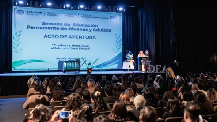 Muestras, formación docente y teatro en la Semana de Educación de Adultos